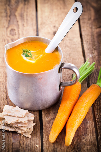Photo: rustikal angerichtete Möhrensuppe rustikal angerichtete Möhrensuppe