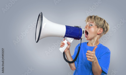 Photo: Junge mit Megafon Junge mit Megafon