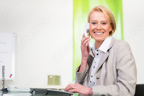 Photo: businessfrau telefoniert lächelnd businessfrau telefoniert lächelnd
