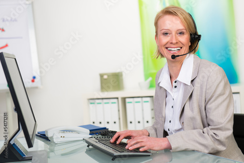 Photo: sekretärin mit headset am computer sekretärin mit headset am computer