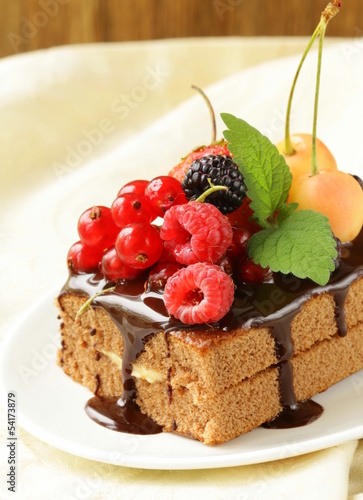 Photo: chocolate cake with berrie and chocolate sauce chocolate cake with berrie and chocolate sauce