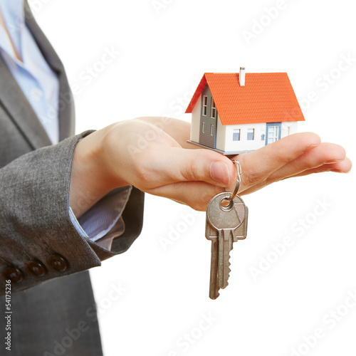 Photo: Hand hält Haus und Schlüssel Hand hält Haus und Schlüssel