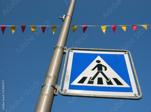 Photo: Fußgängerüberweg mit Peitschenmast und bunten Wimpeln Fußgängerüberweg mit Peitschenmast und bunten Wimpeln