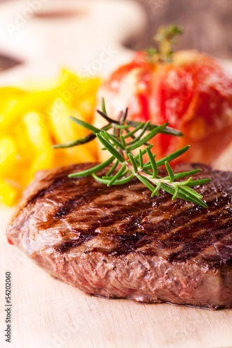 Photo: Steak vom Grill mit Pommes frites und Tomaten Steak vom Grill mit Pommes frites und Tomaten