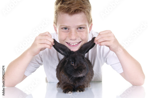 Photo: Junge mit Kaninchen Junge mit Kaninchen