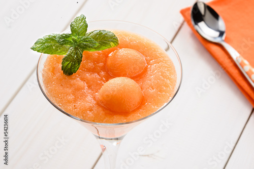 Photo: Mosse di melone e menta, fuoco selettivo Mosse di melone e menta, fuoco selettivo