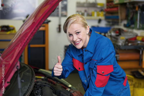 Photo: Frau als Mechaniker in Auto Werkstatt Frau als Mechaniker in Auto Werkstatt