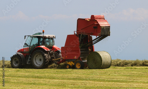 Photo: TRACTEUR ET RAMASSEUSE-PRESSE TRACTEUR ET RAMASSEUSE-PRESSE