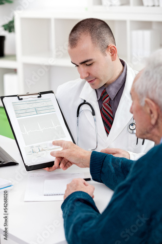 Photo: Patient consulting with doctor Patient consulting with doctor