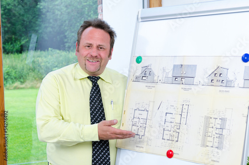 Photo: architekt präsentiert ein bauprojekt architekt präsentiert ein bauprojekt