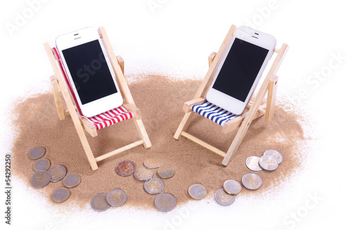 Photo: zwei Handys in Strandliegen zwei Handys in Strandliegen