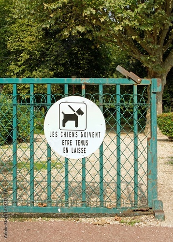 Photo: les chiens doivent être tenus en laisse, jardin (France) les chiens doivent être tenus en laisse, jardin (France)