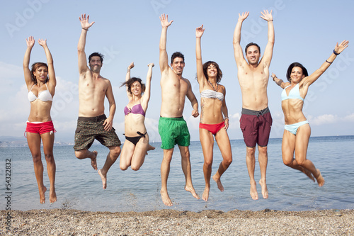 Photo: Sieben Personen springen am Strand Sieben Personen springen am Strand