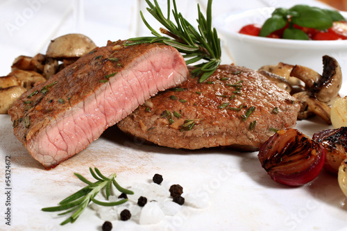 Photo: deliziosa carne arrosto con verdure deliziosa carne arrosto con verdure