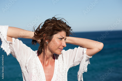 Photo: Donna con capelli al vento Donna con capelli al vento