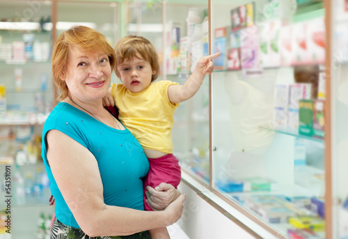 Photo: woman with child chooses drugs woman with child chooses drugs