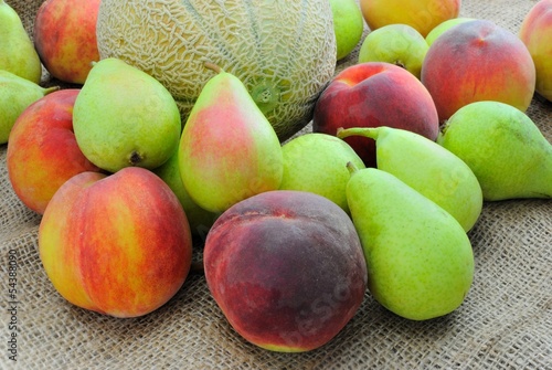 Photo: Frutta. Melone, pesche e pere Frutta. Melone, pesche e pere