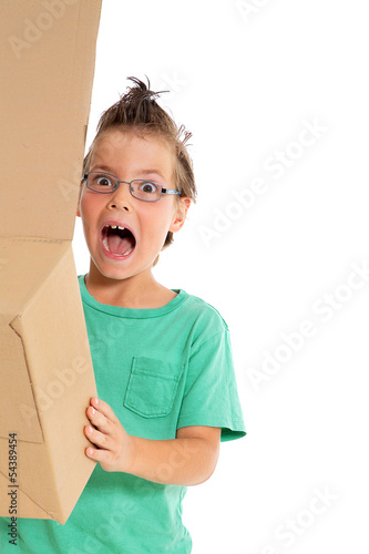 Photo: Junge schreit mit leerem Karton Junge schreit mit leerem Karton