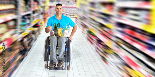 Photo: Rollstuhlfahrer beim einkaufen Rollstuhlfahrer beim einkaufen