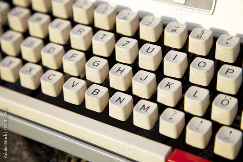 Photo: Schreibmaschine mit Tasten und Buchstaben Schreibmaschine mit Tasten und Buchstaben