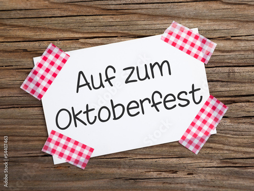 Photo: Klebestreifen Zettel auf Holz AUF ZUM OKTOBERFEST Klebestreifen Zettel auf Holz AUF ZUM OKTOBERFEST