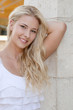 Hübsches natürliches Mädchen mit blonden Haaren lachend Hübsches natürliches Mädchen mit blonden Haaren lachend