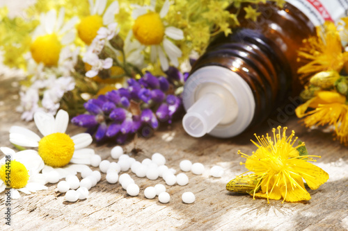 Photo: Globuli mit Kamille, Lavendel und Johanniskraut Globuli mit Kamille, Lavendel und Johanniskraut