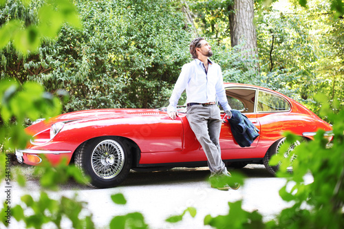 Photo: junger Mann mit Sportwagen junger Mann mit Sportwagen
