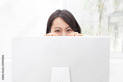 Photo: モニターから覗く女性 モニターから覗く女性