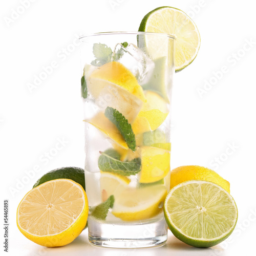 Photo: cocktail with ice cube and lemon slice cocktail with ice cube and lemon slice