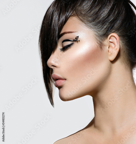 Photo: Fashion Glamour Beauty Girl With Stylish Hairstyle and Makeup Fashion Glamour Beauty Girl With Stylish Hairstyle and Makeup