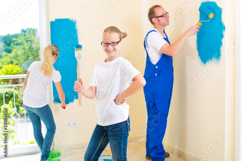Photo: Familie - Vater und Kinder streichen eine Wand Familie - Vater und Kinder streichen eine Wand
