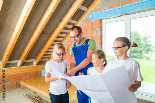 Photo: Familie besichtigt Baustelle - Dachausbau Familie besichtigt Baustelle - Dachausbau