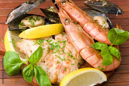 Photo: parrillada de pescados y mariscos parrillada de pescados y mariscos