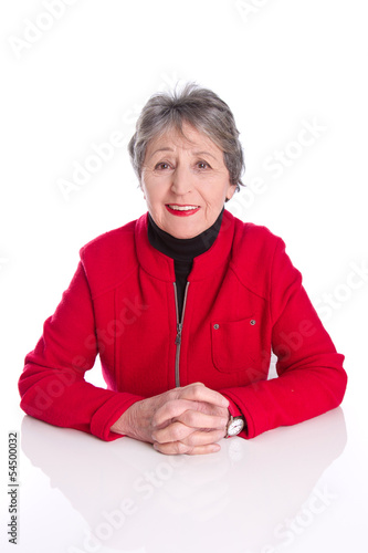 Photo: Einsame alte Frau isoliert in roter Weste - winterlich Einsame alte Frau isoliert in roter Weste - winterlich