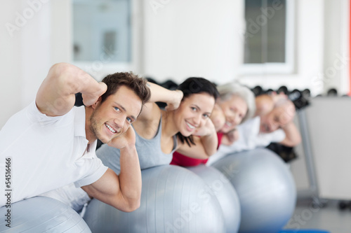 Photo: jung und alt im fitnesstudio jung und alt im fitnesstudio
