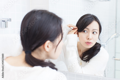 Photo: 鏡を見る女性 鏡を見る女性
