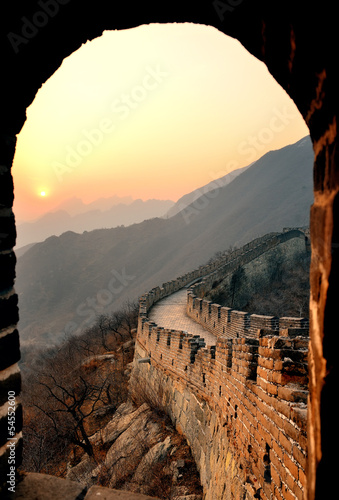 Wielki Mur Chiński o zachodzie słońca