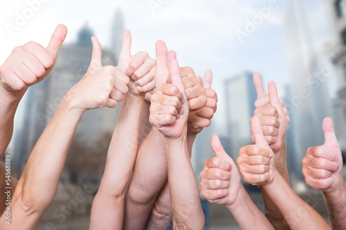 Photo: daumen zeigen gruppe skyline daumen zeigen gruppe skyline