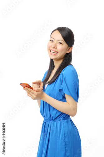 Photo: スマートフォンを使う女の子 スマートフォンを使う女の子