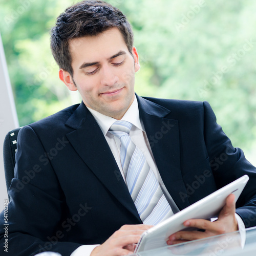 Photo: junger mann mit tablet junger mann mit tablet