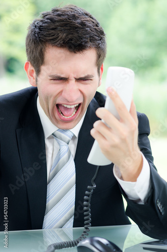 Photo: schreiender businessmann mit telefon schreiender businessmann mit telefon