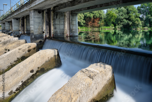 Photo: Centrale elettrica con diga e chiuse sul fiume Centrale elettrica con diga e chiuse sul fiume