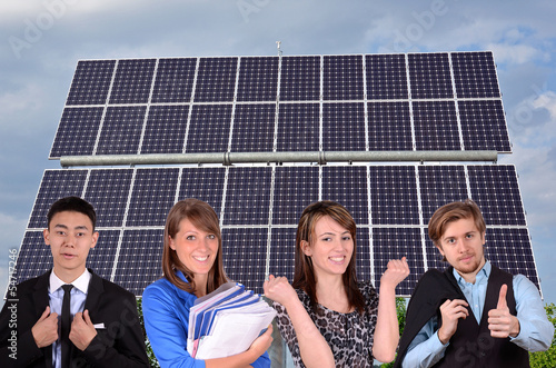 Photo: junges team vor solaranlage junges team vor solaranlage
