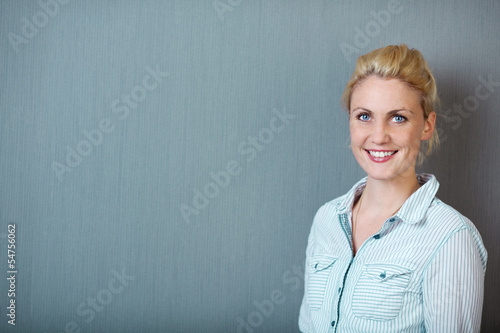 Photo: moderne blonde frau mit blauen augen moderne blonde frau mit blauen augen