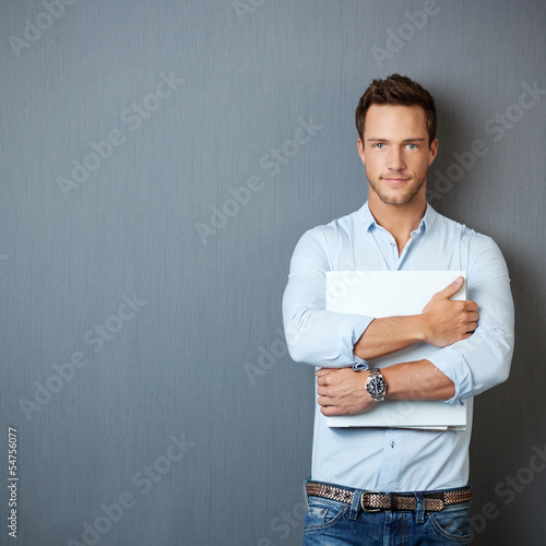 Photo: portrait mann mit aktenorder portrait mann mit aktenorder