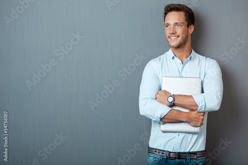 Photo: lässiger mann mit laptop lässiger mann mit laptop