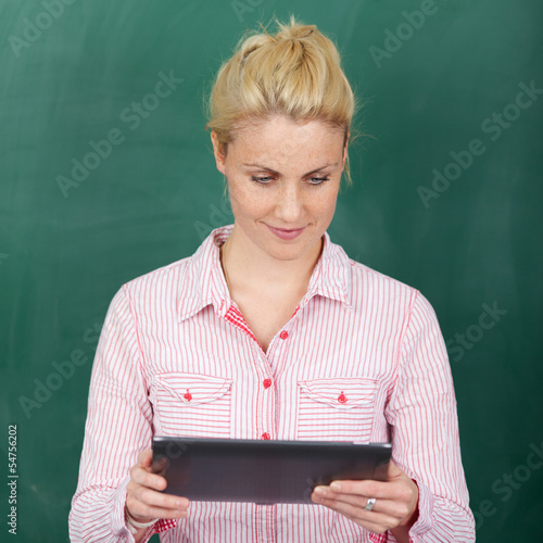 Photo: studentin liest auf tablet-computer studentin liest auf tablet-computer