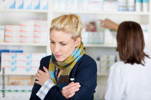 Photo: erkältete frau in der apotheke erkältete frau in der apotheke