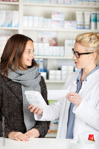 Photo: apothekerin berät kundin in der apotheke apothekerin berät kundin in der apotheke